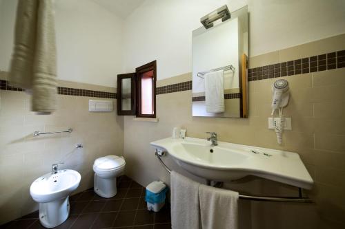 カステッランマーレ・デル・ゴルフォにあるGuest House Don Giovanniのバスルーム(洗面台、トイレ付)