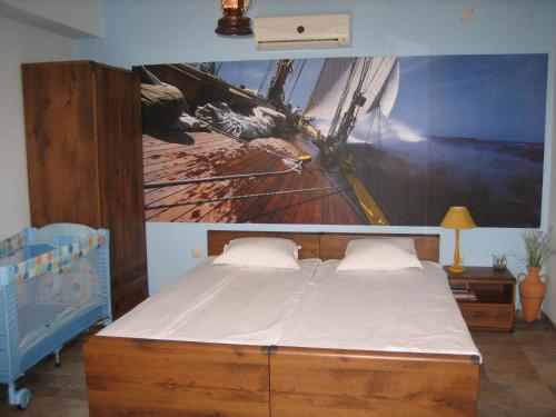 sypialnia z łóżkiem i obrazem na ścianie w obiekcie White House Krapets w mieście Krapec