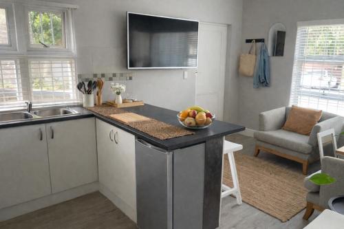 a kitchen with a bowl of fruit on a counter at Tijger Haven in Tygerberg Hills