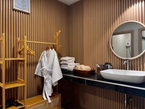 a bathroom with a sink and a mirror at ฟูจิจันท์ fujijun cafe&resort in Ban Na Khieo