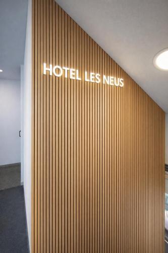 a hotel less nets sign on the wall of a building at Hotel Les Neus in Pas de la Casa