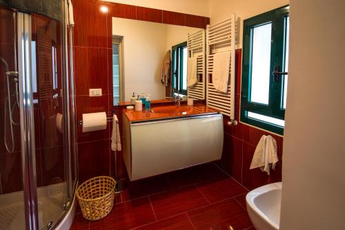 サレルノにあるCasa della Giudaicaのバスルーム(洗面台、トイレ、シャワー付)
