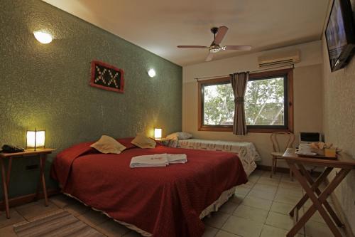 Una cama o camas en una habitación de Hotel Xumec Mendoza