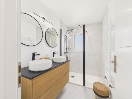 a bathroom with two sinks and a shower at Superbe maison récente pour 8 avec jardin in Pléneuf-Val-André