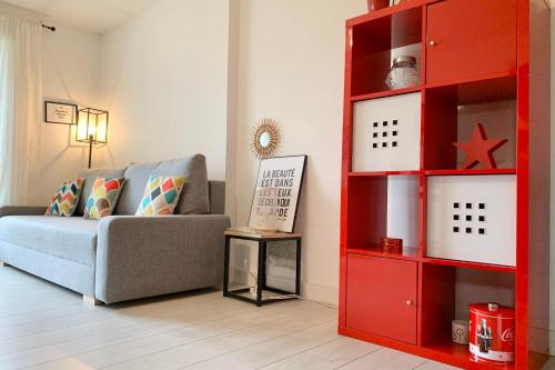 #D1 The red one Studio sofa bed Near GEM train station