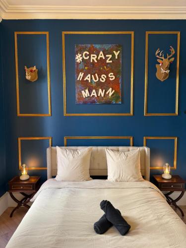 a bedroom with a bed with a black tie on it at Appartement Haussmann Spa et Ciné Experience in Nîmes