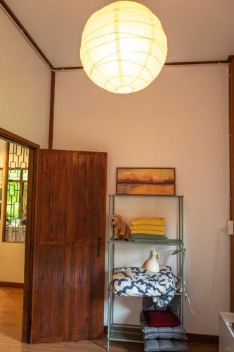 a room with a lamp and a shelf with towels at MaPin in Ban Thung Kong Mu