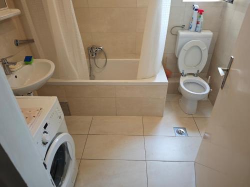 Spacious Apartment Near Center, Beach & Bus