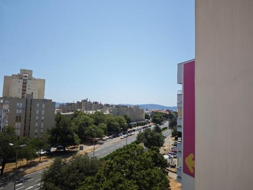 Spacious Apartment Near Center, Beach & Bus