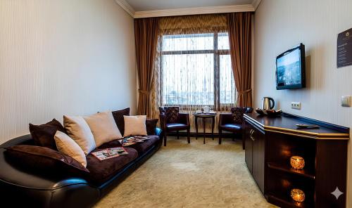 ein Wohnzimmer mit Sofa und Tisch in der Unterkunft Grandwork Hotel in Dikmen