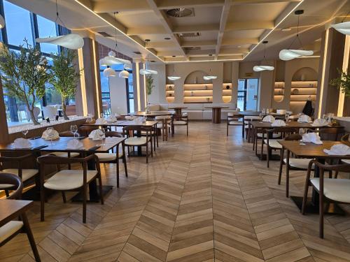 Hotel IN tesisinde bir restoran veya yemek mekanı