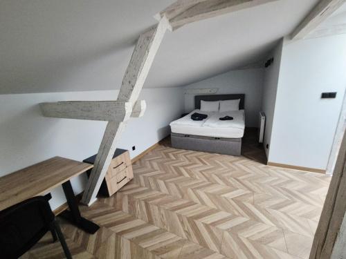 a small room with a bed and a loft at Apartament Mickiewicza 6 in Września