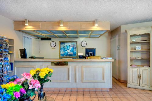 a kitchen with a counter with flowers in a room at County Inn in Mountain View