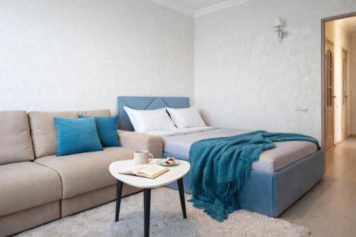102 центр,3 раздельных места, 1-6 гостей 2-х комн кв с 2-мя кроватями и 2-мя диванами на 23м этаже,кондиционер,фильтр воды, смарт ТВ, интернет бесплатный