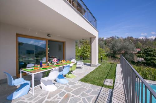 a patio with a table and chairs on a balcony at Villa Inti in Tremezzo