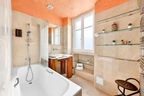 Quartier Arc de Triomphe 2 Bedroom Apartment with Netflix
