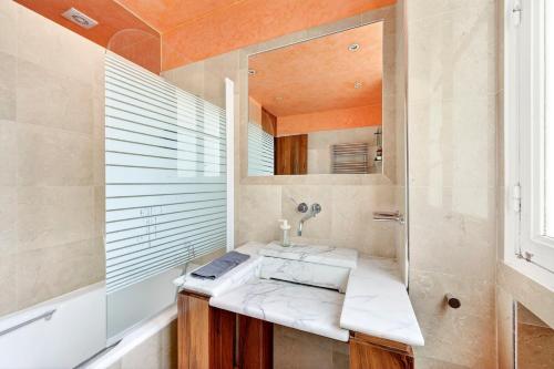Quartier Arc de Triomphe 2 Bedroom Apartment with Netflix