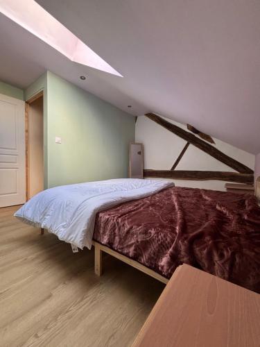 a bedroom with a large bed in a room at Le gîte de la courte soupe in Éteignières