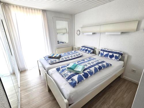 a bedroom with a bed with blue and white pillows at Blaue Dören in Langeoog