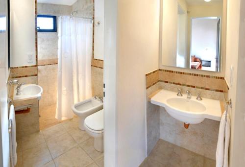 ロス・レアルテスにあるCampiranasのバスルーム(洗面台2台、トイレ、鏡付)