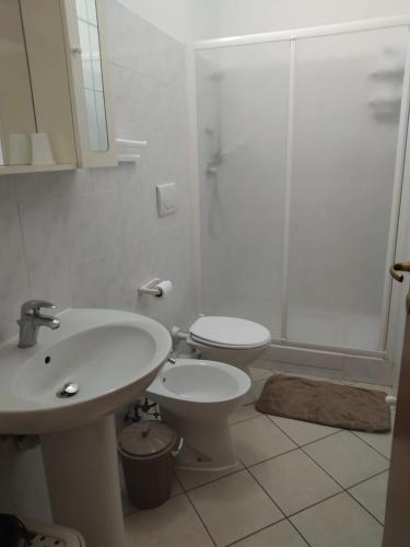 a bathroom with a toilet and a sink and a shower at Isabella in Vallebona
