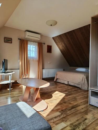 a living room with a table and a bed at Girele in Šiauliai