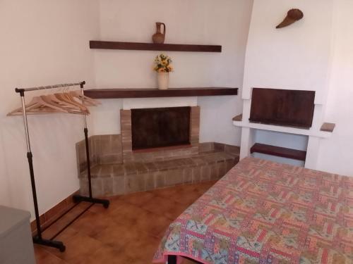 ein Zimmer mit Kamin und einem Bett in der Unterkunft Le 5 querce in Nettuno