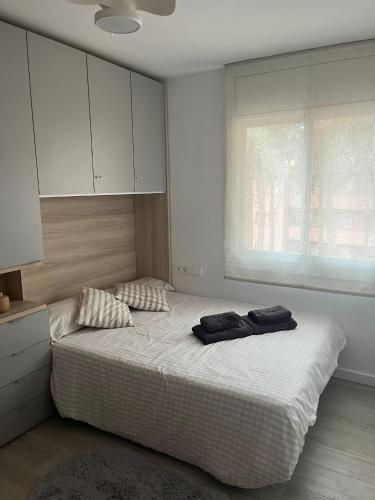 a bedroom with a bed with two towels on it at Apartamento con WiFi y Aire acondicionado en Pals Playa in Pals