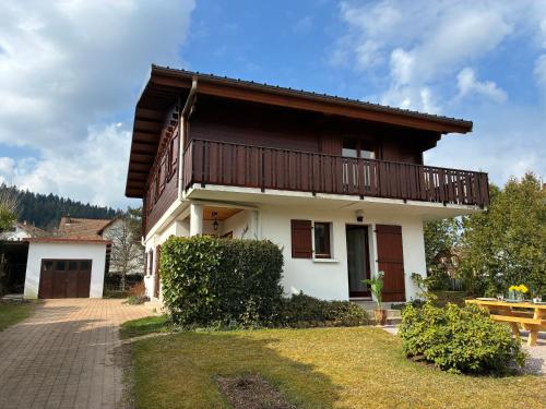 Chalet familial Gerardmer centre - salle de jeu - piscine partagée