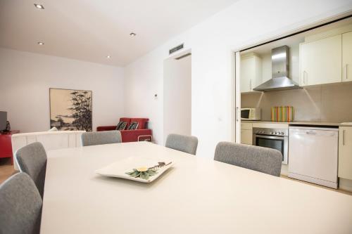 a dining room with a white table and chairs at Sweet Inas in Sitges