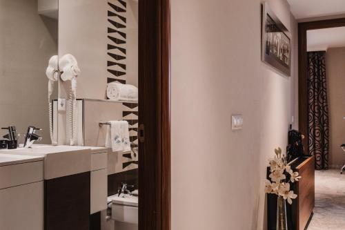 a bathroom with a sink and a mirror at Signa Juristas in Valencia
