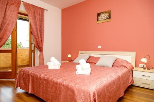 a bedroom with a bed with two white towels on it at Villa Vernier by IstriaLux in Kringa