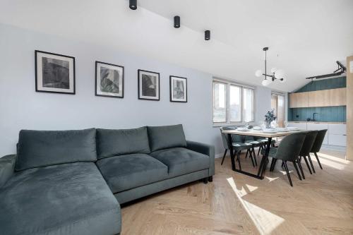 Duży Apartament w Centrum Krakowa z 4 Sypialniami Balkonem i Parkingiem by Noclegi Renters