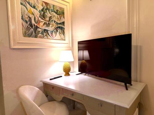 Madame Sofia Budget Basement Rooms with Large Windows - Camera Leggermente sotto il piano Terra con affaccio giardino