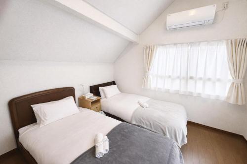 Shibuya Ward, 3 bedrooms, 15 minutes to Shinjuku Station by foot and subway 貸切一軒家9名様 新宿駅から4分の幡ヶ谷駅徒歩11分 渋谷駅直通バス停徒歩1分 ピアノと防音室有
