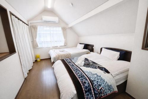 Shibuya Ward, 3 bedrooms, 15 minutes to Shinjuku Station by foot and subway 貸切一軒家9名様 新宿駅から4分の幡ヶ谷駅徒歩11分 渋谷駅直通バス停徒歩1分 ピアノと防音室有