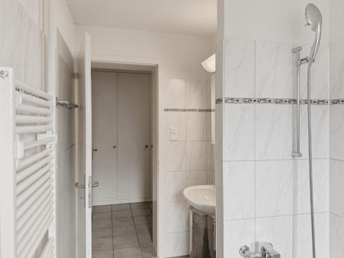 2 BR apartment near lake and city centre - D5