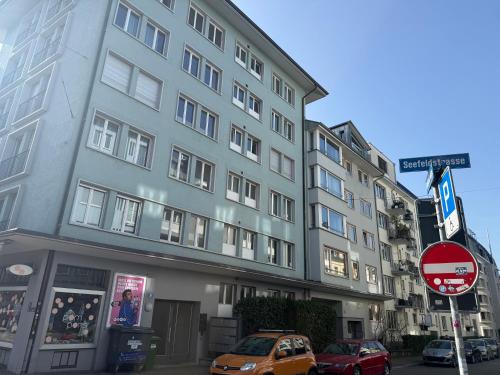2 BR apartment near lake and city centre - D5