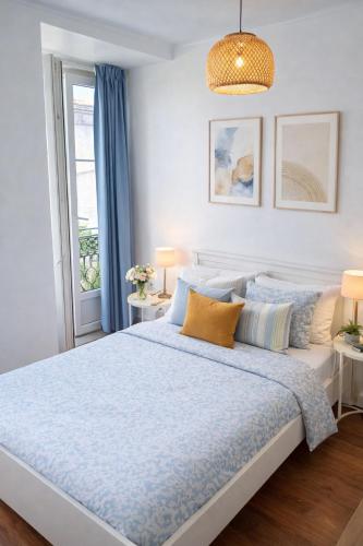 a bedroom with a large bed with blue comforter at Aurea Stay Lisbon-Quarto privado no centro in Lisbon