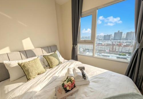 a bedroom with a large bed with a large window at Amazing High Floor Luxury Studio in Sathani Ban Hua Mak