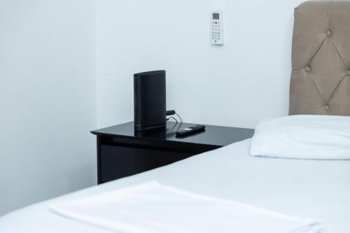 a bedroom with a bed and a television on a dresser at Quitinete inteligente Centro da Cidade Unidade 1 in Presidente Prudente