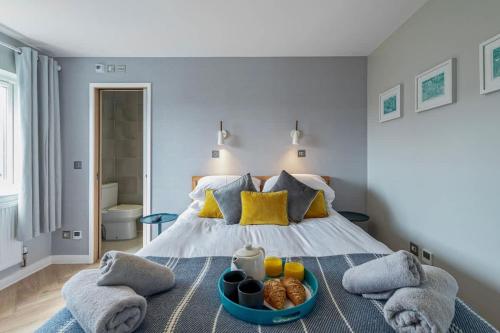 a bedroom with a bed with a bowl of food on it at Family-Friendly Retreat between Beach & Mountains in Tremadoc