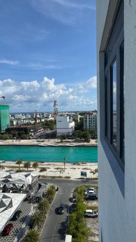Nespecifikovaný výhled na destinaci Hulhumalé nebo výhled na město při pohledu z apartmánu
