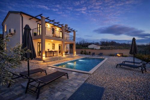 Villa Lumina Divina with Heated Pool near Porec