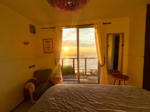 a bedroom with a bed and a view of the ocean at Mirada al Mar in Matanzas