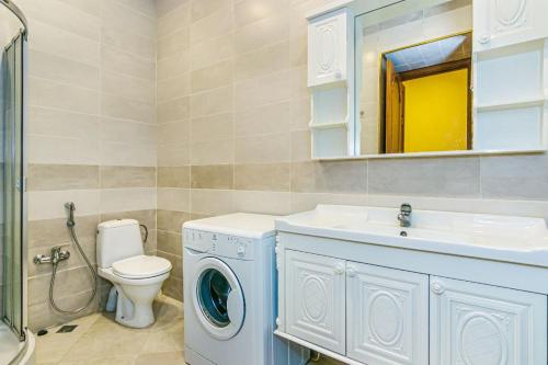 łazienka z pralką i umywalką w obiekcie ROVE Home w mieście Baku