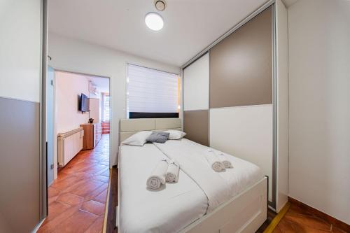 Zagreb 261 - 1 Bedroom - New - Apartment - Flexible Keybox Entry - Modern - Monthly Rent - WiFi