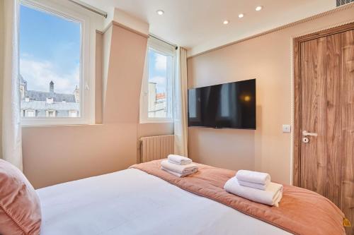 Suite with terrace & AC Paris Heart of the Marais