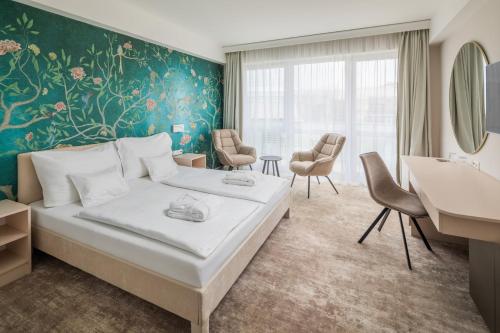 ein Hotelzimmer mit Bett und Badezimmer in der Unterkunft Hotel Atlantis Wellness & Conference in Hajdúszoboszló