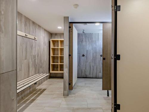 a hallway with a door leading to a closet at 3 Bed in Bude oc-stafa in Poughill